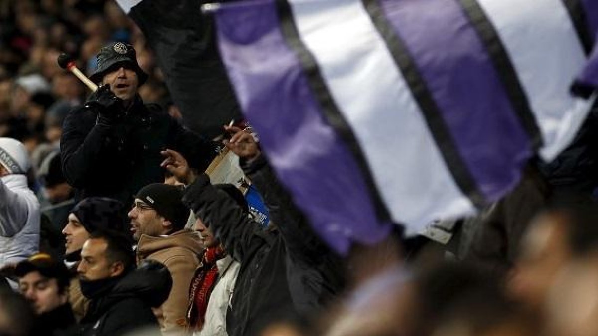 Un aficionado fumando en el Zorrilla-E. M.