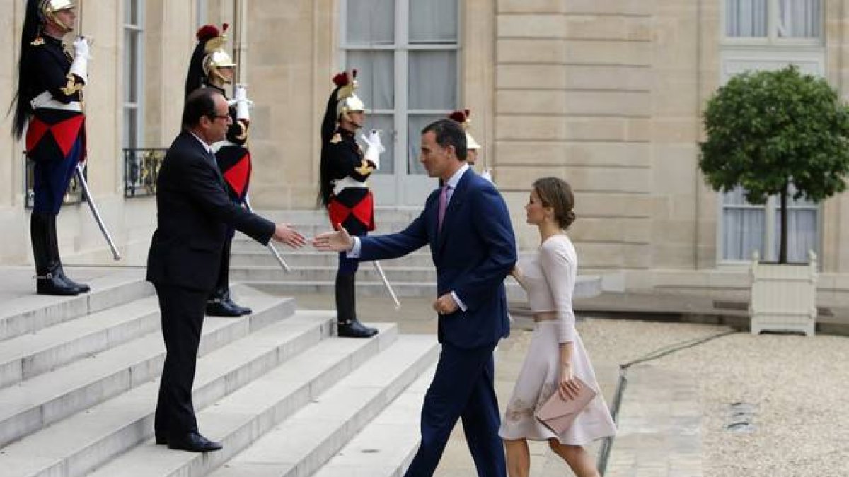 François Hollande recibe a los reyes Felipe y Letizia, el pasado julio en el Elíseo.-Foto:   AP / FRANÇOIS MORI
