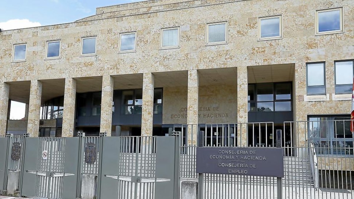 Fachada de la Consejería de Economía y Hacienda, donde residen los servicios centrales tributarios.-J.M. LOSTAU