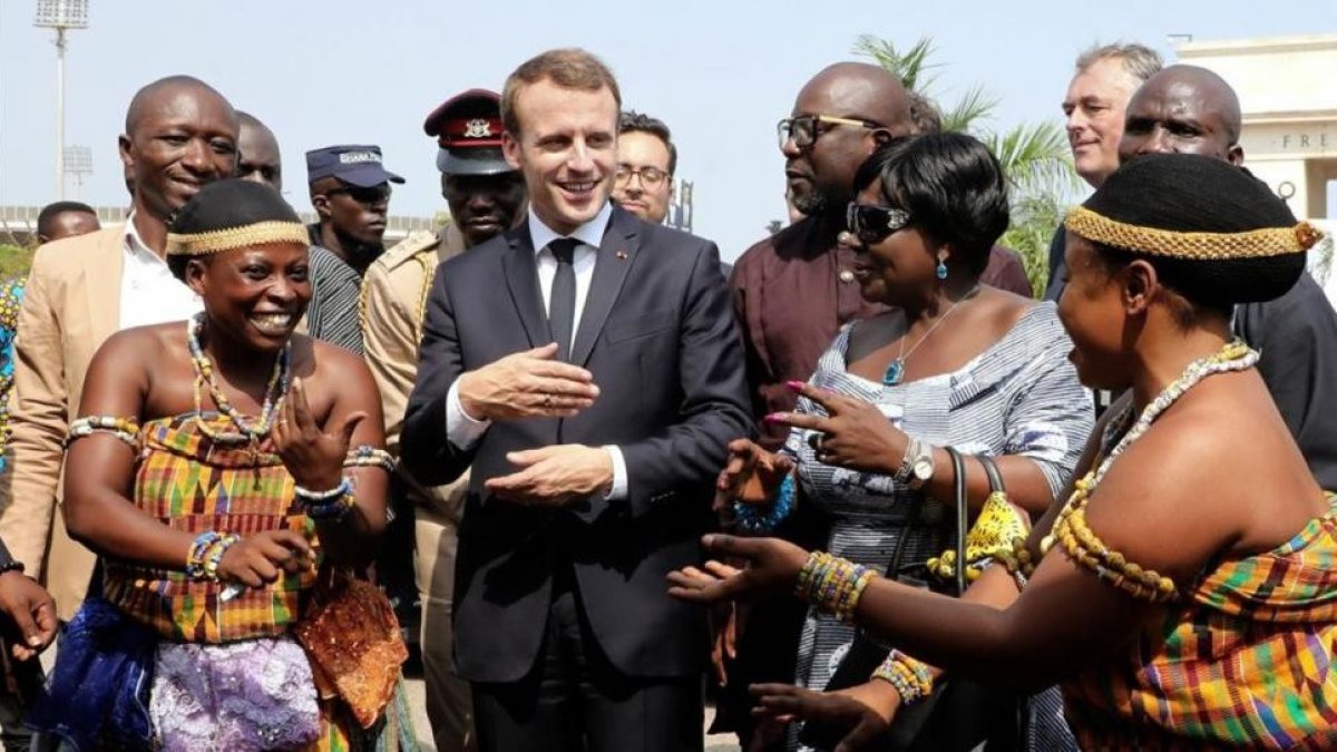 Emmanuel Macron es recibido a su llegada en Ghana con una ceremonia de bienvenida.-/ PERIODICO (AP / LUDOVIC MARIN)