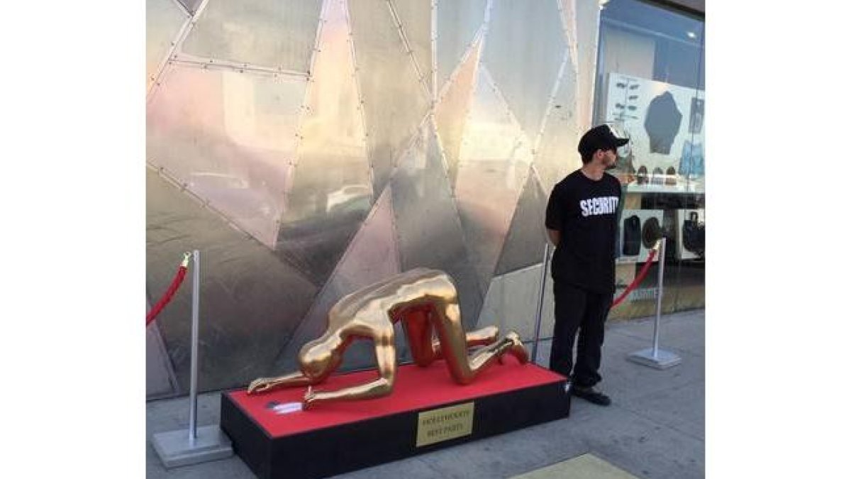 La estatua creada por 'Plastic Jesus'.-Foto: @PLASTICJESUSART/ TWITTER