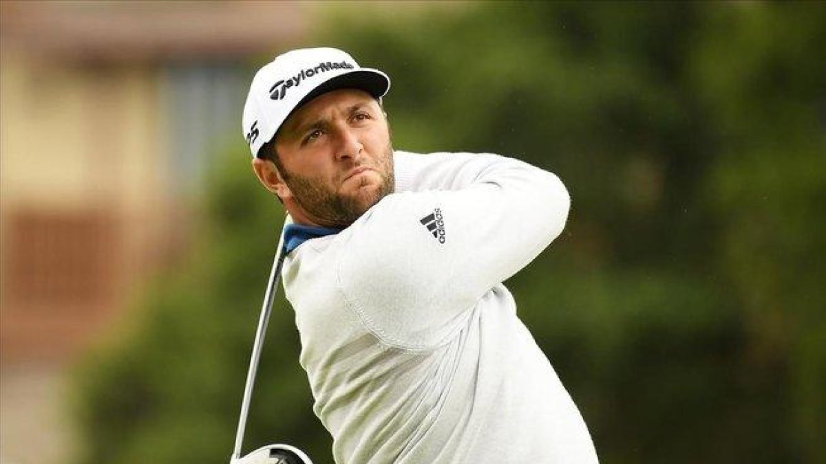 Jon Rahm, en acción, en una última vuelta en Pebble Beach-ROSS KINAIRD (AFP)
