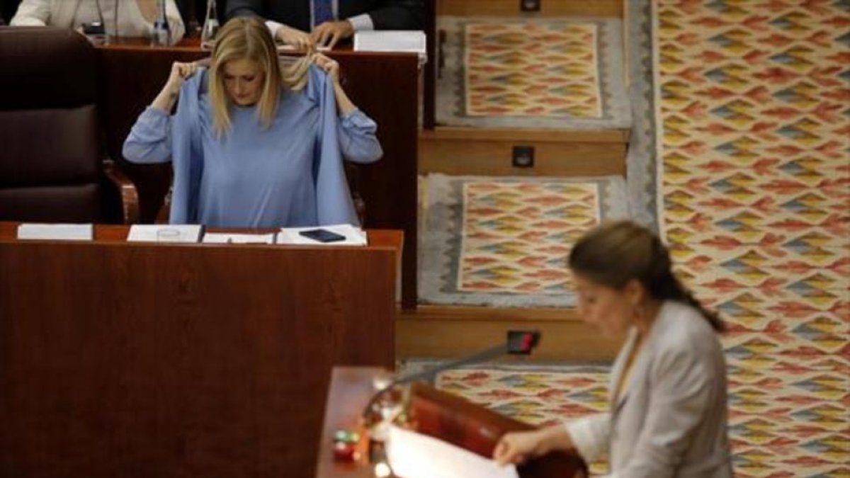 Cifuentes se arregla el jersey mientras habla Lorena Ruiz-Huerta.-JOSÉ LUIS ROCA