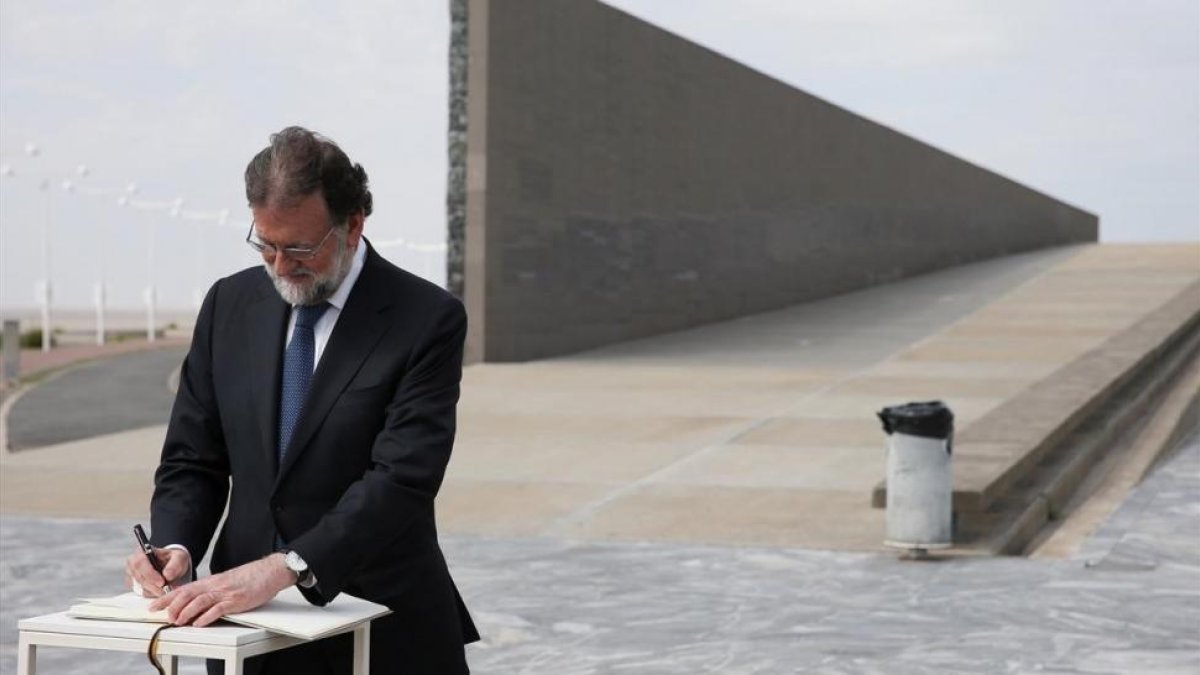 Rajoy en Argentina, firmando en el Parque de la Memoria-DAVID FERNÁNDEZ