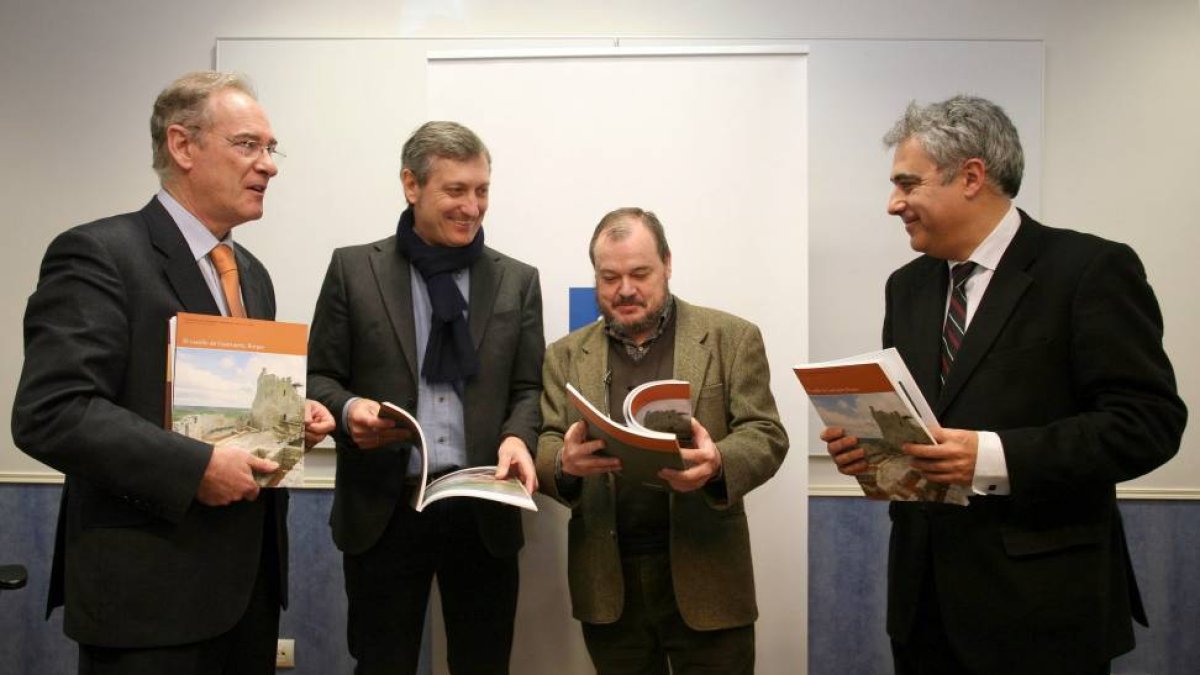 De izquierda a derecha, el presidente del Grupo de Acción Local Adeco Camino, Eduardo Francés; el arqueólogo Ángel L. Palomino; el arquitecto Antonio de la Fuente; y el director de la Fundación Santa María la Real del Patrimonio Histórico, Juan Carlos Pri-Ical