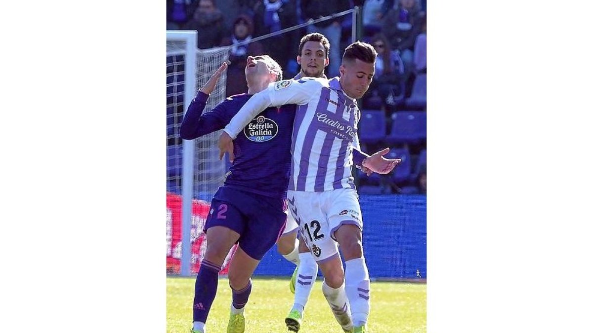 Guardiola golpea en una acción a Hugo Mallo.-P. R.
