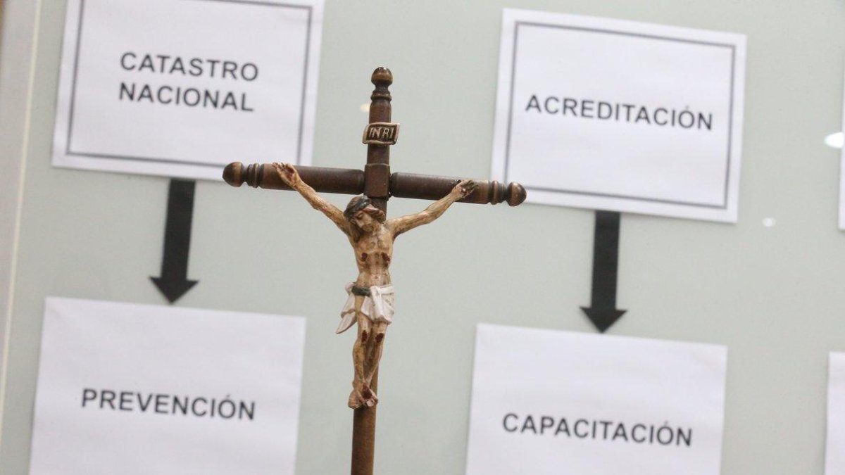 Crucifijo junto a instrucciones-ALBERTO PEÑA (EFE)