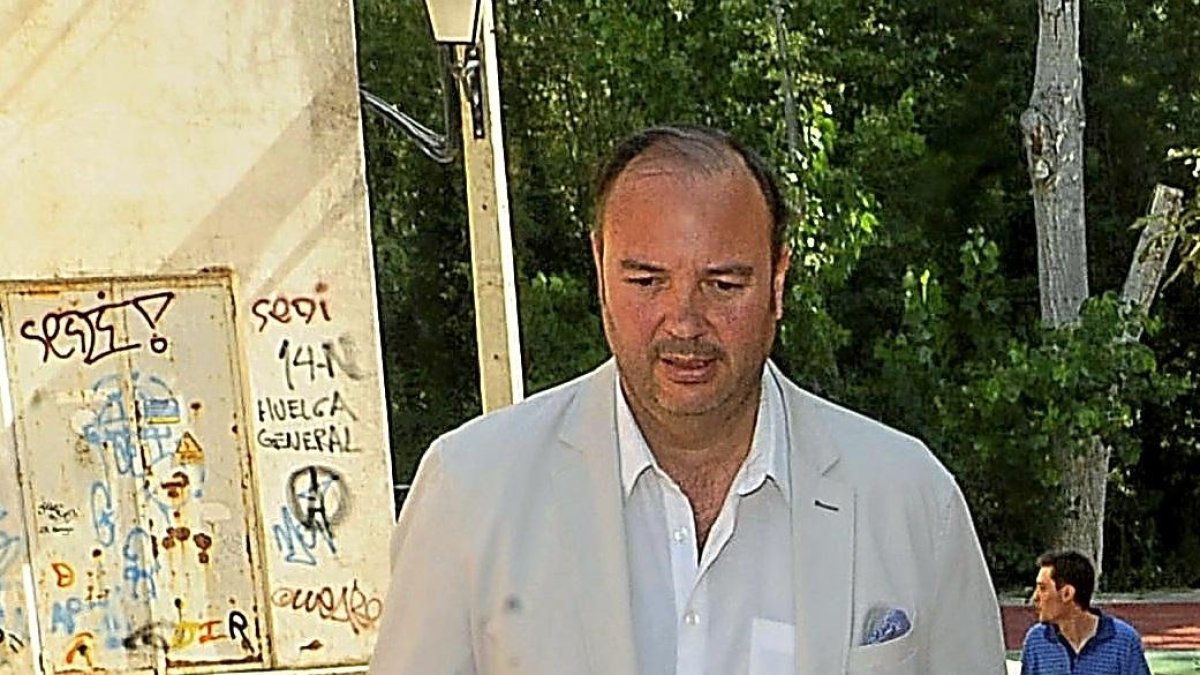 El alcalde de Tudela, Javier Gómez Potente, por las calles de la localidad.-ICAL