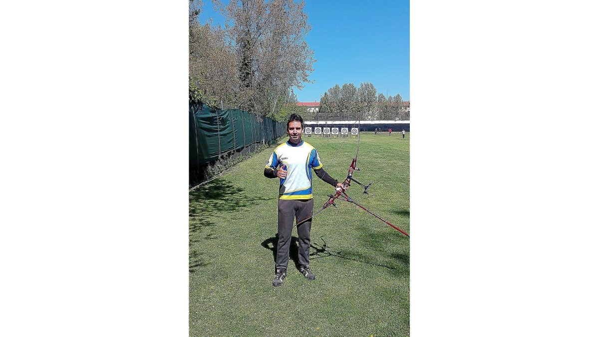 Alvaro Simó, internacional de nuevo posa con su arco.-EL MUNDO