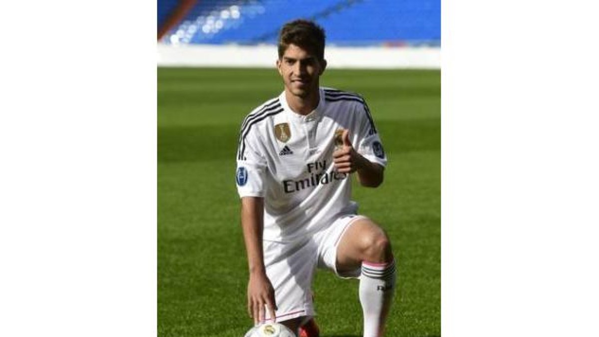 Lucas Silva posa vestido de blanco sobre el césped del Santiago Bernabéu, tras ser presentado como nuevo jugador del Madrid.-Foto:   AFP / PIERRE-PHILIPPE MARCOU