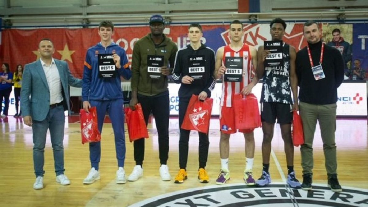 Sergio De Larrea (segundo por la izquierda)  incluido en el quinteto ideal del Euroleague AdidasNext Gen Tournament de Belgrado junto a Luka Krajnovic (Next Gen, Team Belgrade), Luka Vudragovic (Estrella Roja), Killian Malwaya, (Asvel) y Ege Demir (Tofas Bursa). / EM