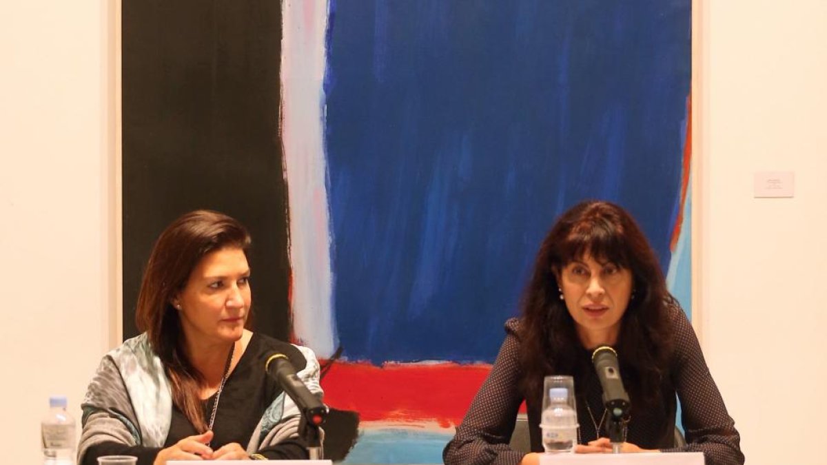 Presentación de la exposición 'Memoria de un sueño, historia de una colección: Barceló, Chillida y Picasso. En la imagen, Dolores Duran (I), y Ana Redondo García (D).-ICAL