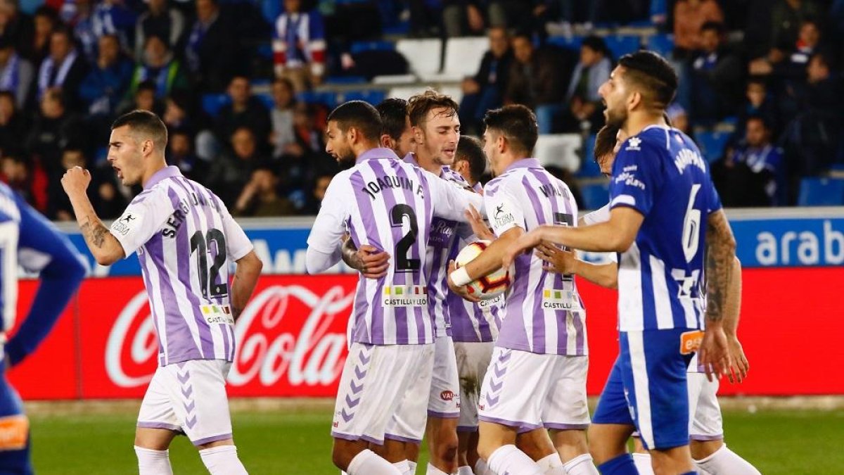 Los jugadores del Real Valladolid celebran uno de los goles anotados en Mendizorroza.-JESÚS ANDRADE