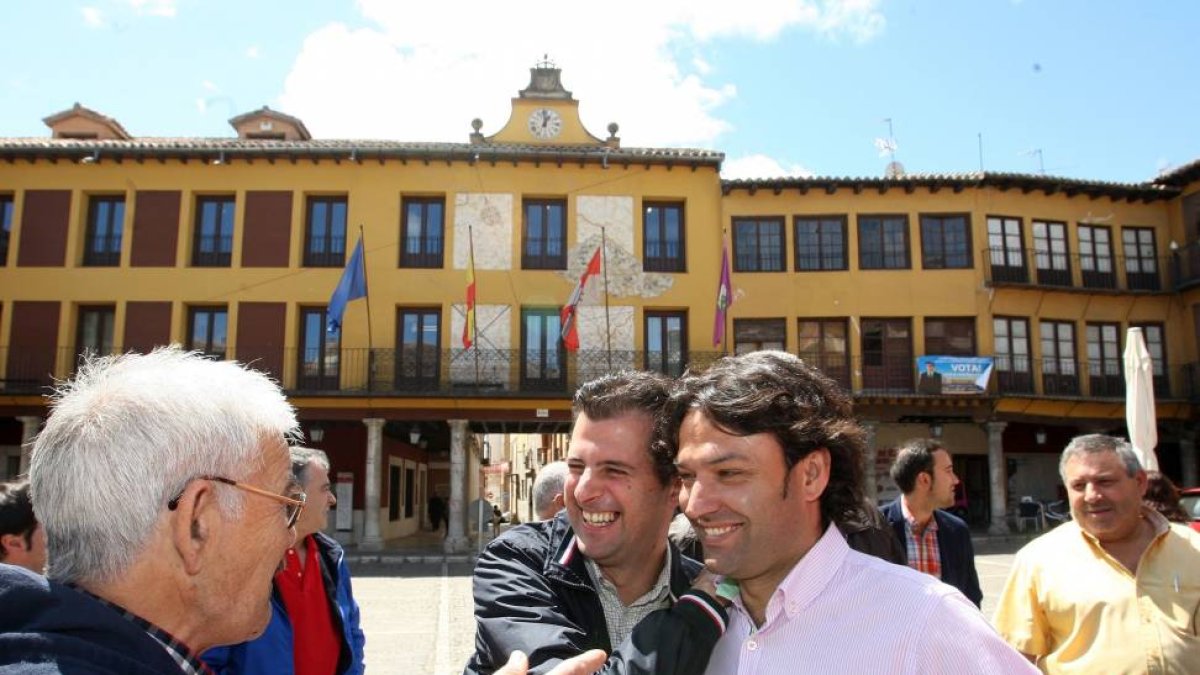 El candidato del PSOE a la Presidencia de la Junta, Luis Tudanca, junto al candidato a la Alcaldía de Tordesillas, José Antonio González Poncela, en la Plaza Mayor de esta localidad vallisoletana-ICAL
