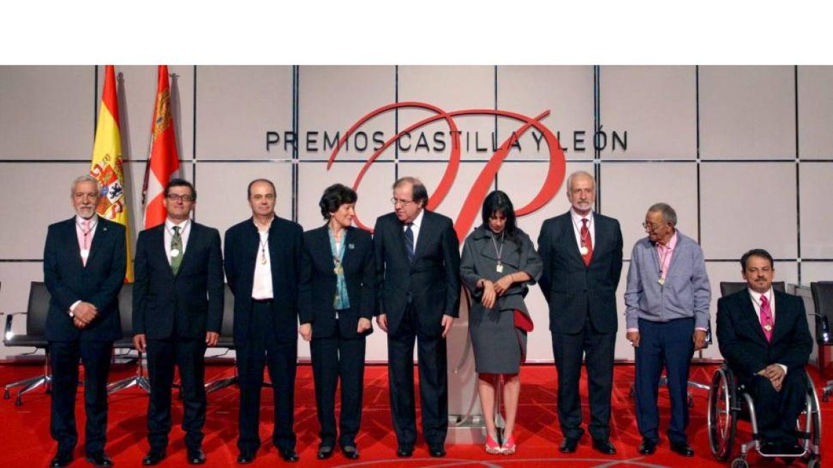 El presidente de la Junta, Juan Vicente Herrera, posa con los galardonados con los Premios Castilla y León 2014-Ical