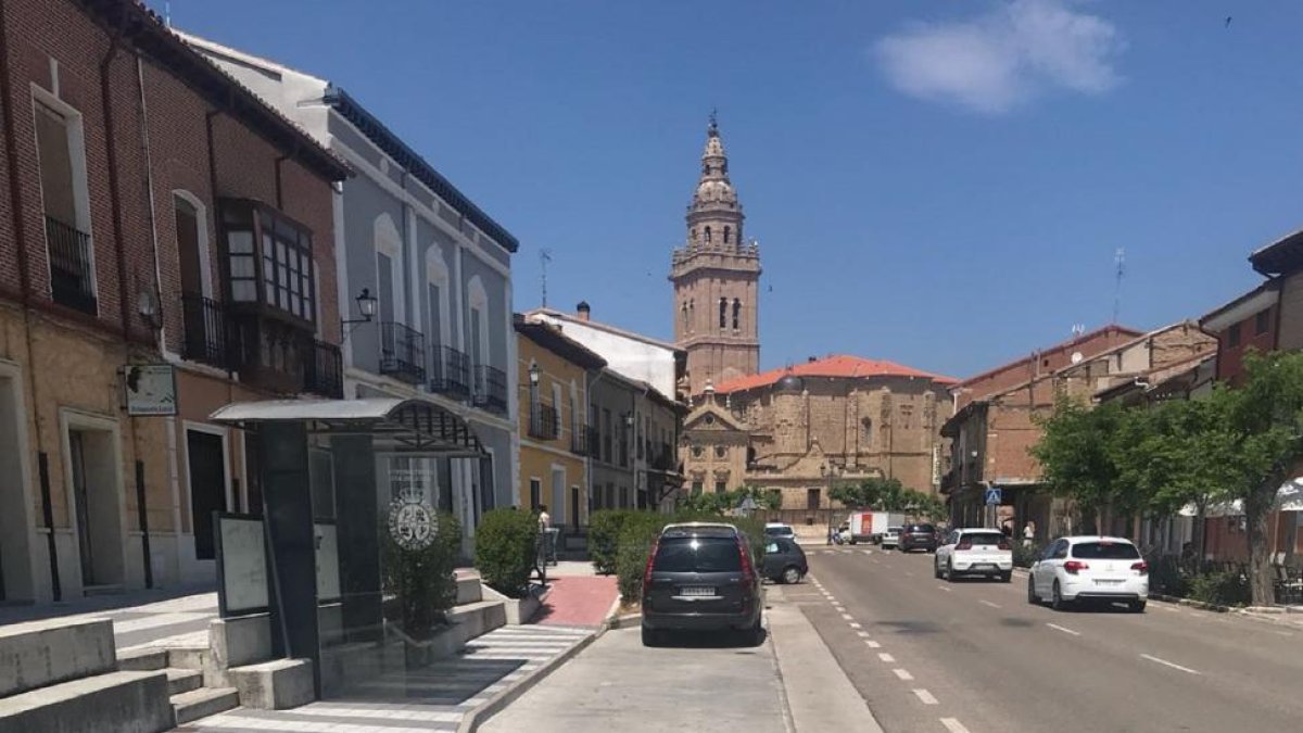 Parada de autobús de Nava del Rey, una de las localidades que se suman a la red de transporte compartido.-A.N.