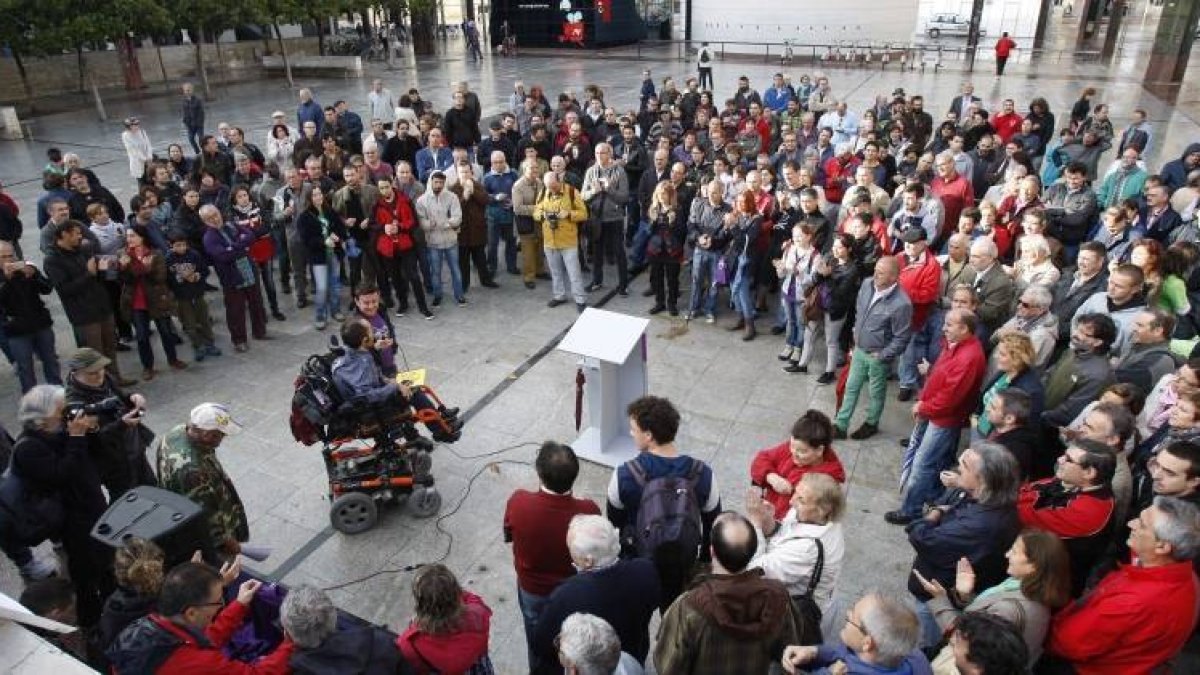 Una asamblea en Zaragoza con la presencia del eurodiputado Pablo Echenique.-Foto: ÁNGEL DE CASTRO