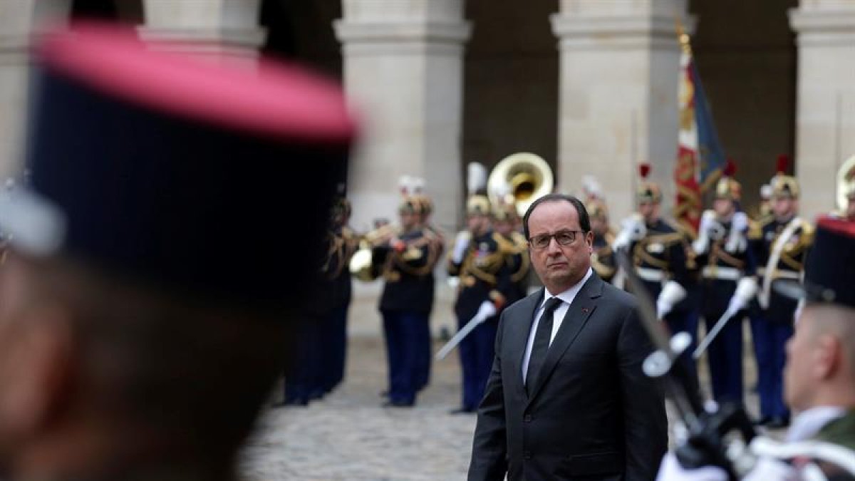 El presidente francés François Hollande asiste a una ceremonia en el palacio nacional de Los Inválidos en París-EFE
