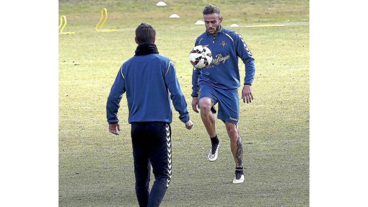 Roger toca el balón con la rodilla en que se lesionó, durante el entrenamiento-BALCAZA