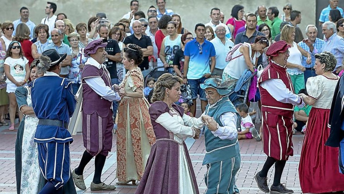 Los vecinos de la villa de Olmedo bailan vestidos con trajes del Siglo de Oro.-PABLO REQUEJO/PHOTOGENIC