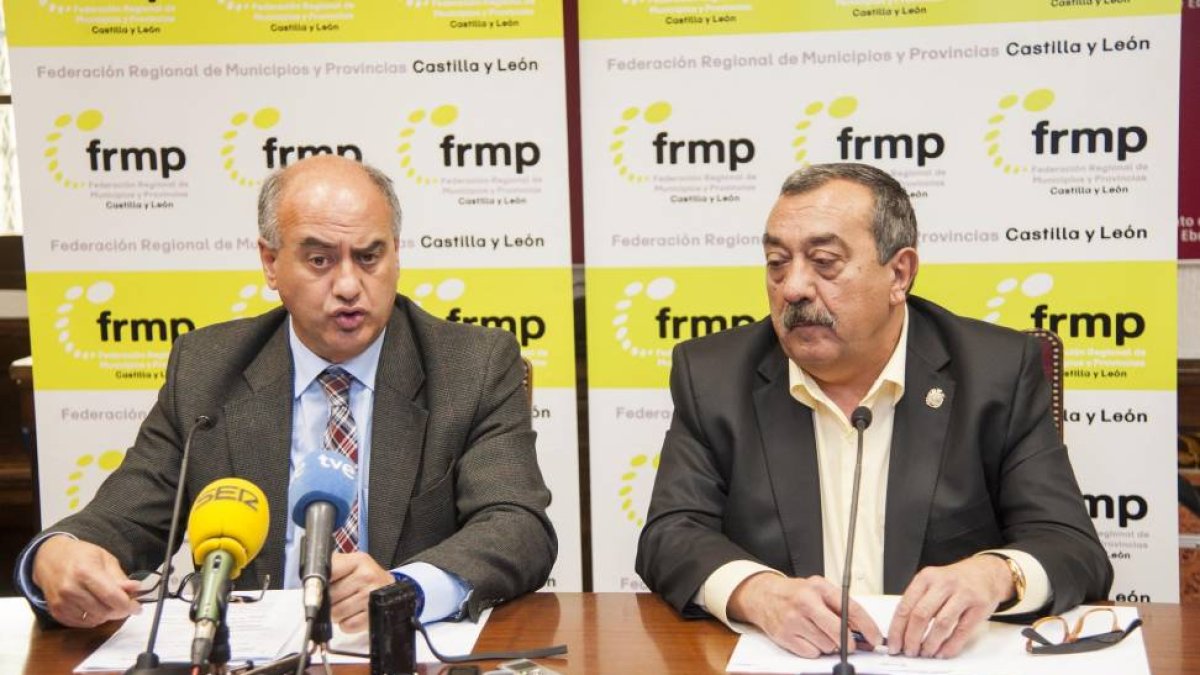 Reunión de la Comisión Ejecutiva de la Federación Regional de Municipios y Provincias (FRMP) en Miranda de Ebro. El presidente de la Federación Regional de Municipios y Provincias (FRMP), Miguel Ángel García Nieto (I), y el vicepresidente primero de la FR-Ical