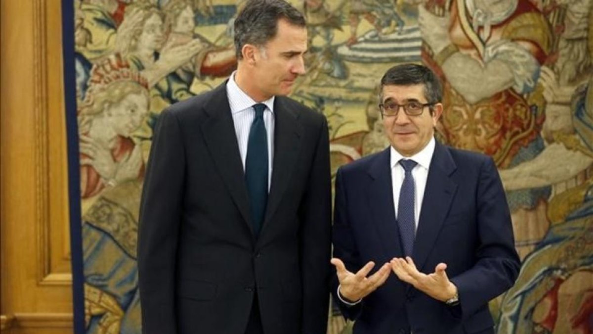 El rey Felipe VI junto al presidente del Congreso, Patxi López, en uno de sus últimos encuentros.-EFE/ CHEMA MOYA