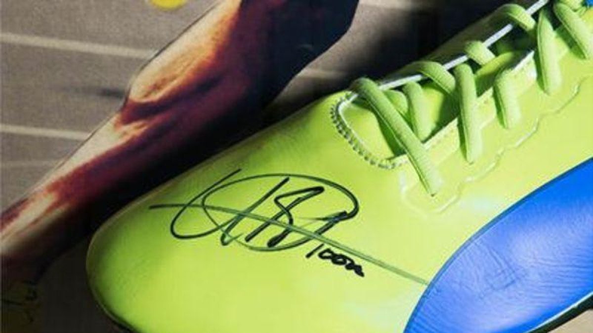 La zapatilla firmada de Usain Bolt.-EL PERIÓDICO