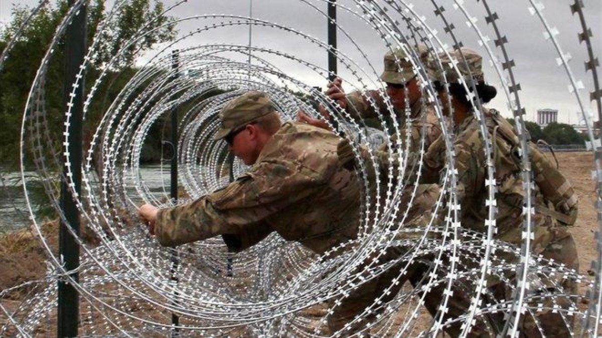 Soldados estadounidenses instalan concertinas en Laredo, Texas.-THOMAS WATKINS (AFP)