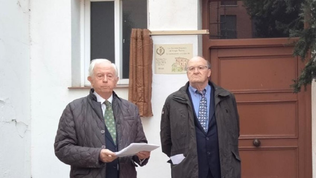 Antonio María Mateo (izquierda), en el descubrimiento de la placa en su honor. - EM