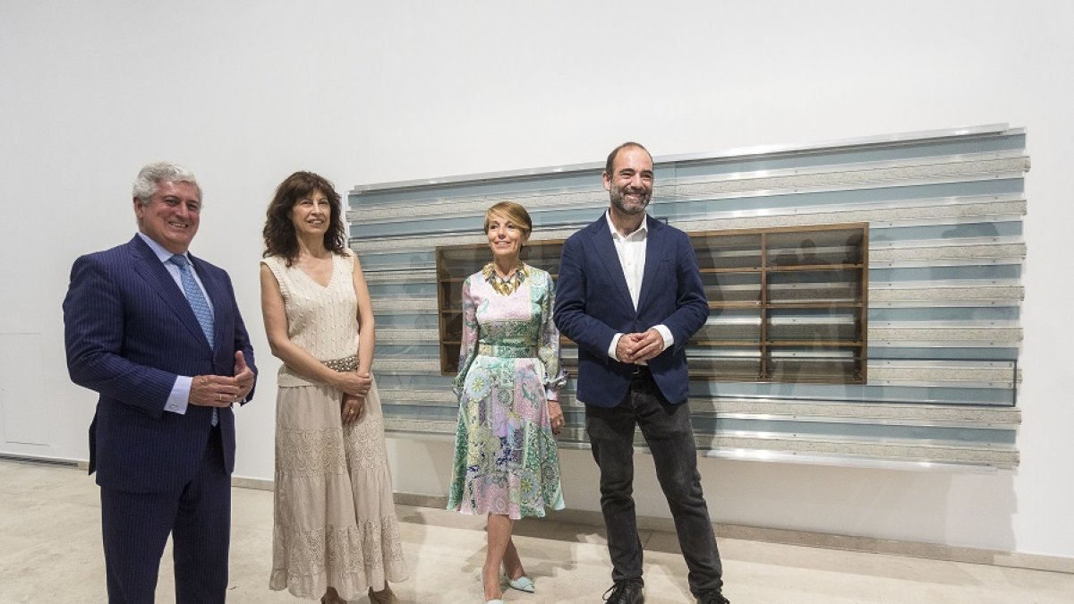 Enrique Valero, de Abadía Retuerta, Ana Redondo, Patrizia Sandretto y Javier Hontoria junto a una obra de Mucha. E. M.