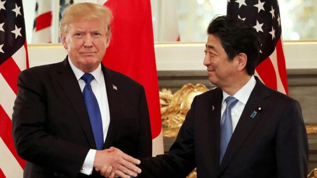 El presidente de EEUU, Donald Trump, y el primer ministro de Japón, Shinzo Abe, en Tokio.-REUTERS