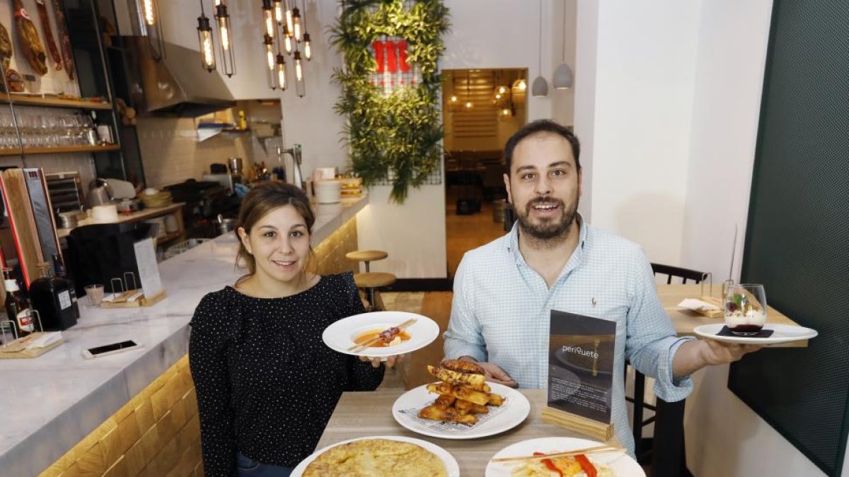 Los hermanos Cristina (i) y Jorge (d) San Juan Calleja muestran algunos de los platos del establecimiento, donde destaca la tortilla al estilo ‘Las Canteras’ y la tarta de queso cremosa.-J.M. LOSTAU