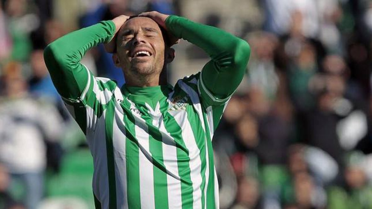 Rubén Castro se lamenta tras fallar una oportunidad, en un partido del Betis en el estadio Benito Villamarín.-Foto: EFE / JULIO MUÑOZ