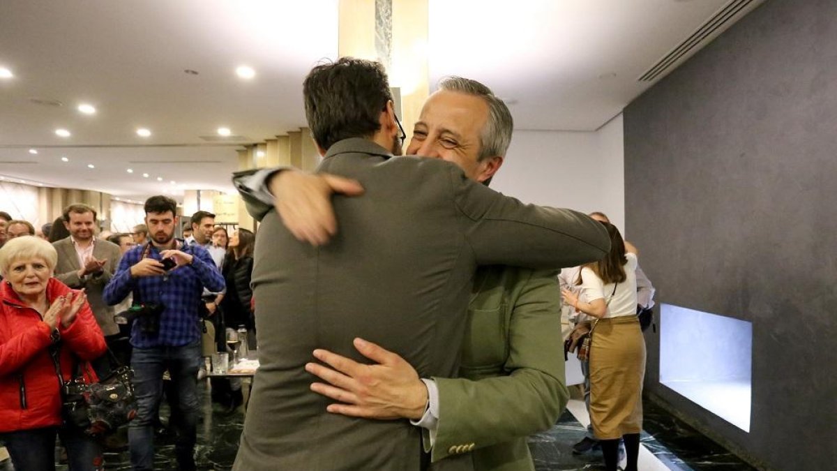 candidato de Vox al Congreso por Valladolid, Pablo Sáez, recibe las felicitaciones de sus compañeros al conseguir su escaño-ICAL