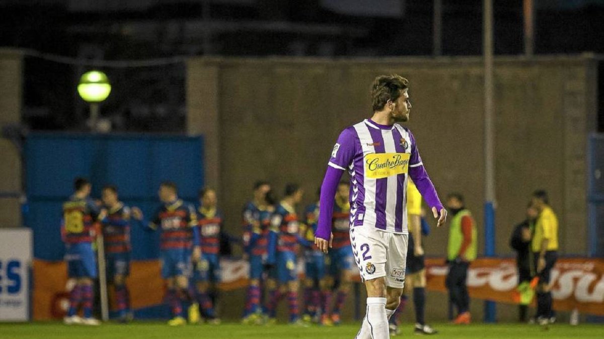 Chica observa la banda mientras los jugadores del Llagostera festejan uno de sus goles al Real Valladolid-LOF
