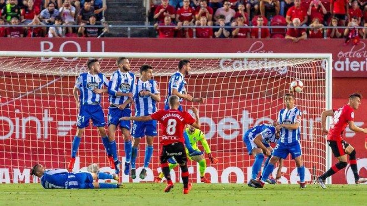 Salva Sevilla lanza una falta en el partido de este domingo ante el Depor-EFE