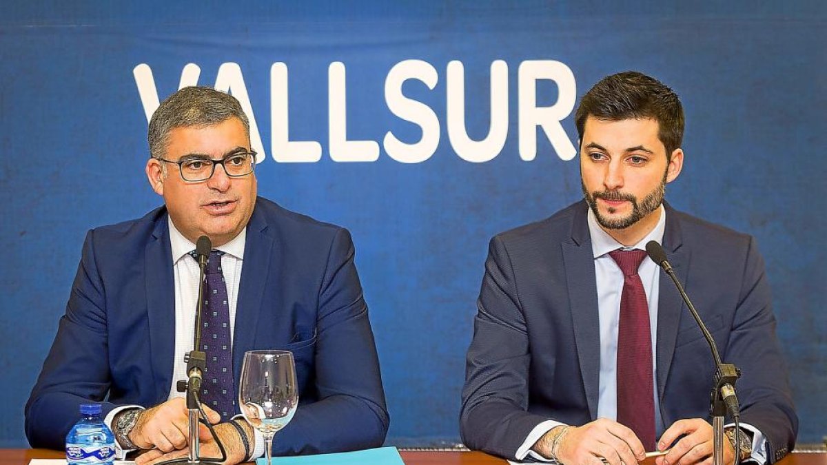 El director regional de Carrefour en Castilla y León, Gabriel García Aparicio, y el gerente del centro comercial Vallsur Adrien Bagge.-MIGUEL Á. SANTOS (PHOTOGENIC)