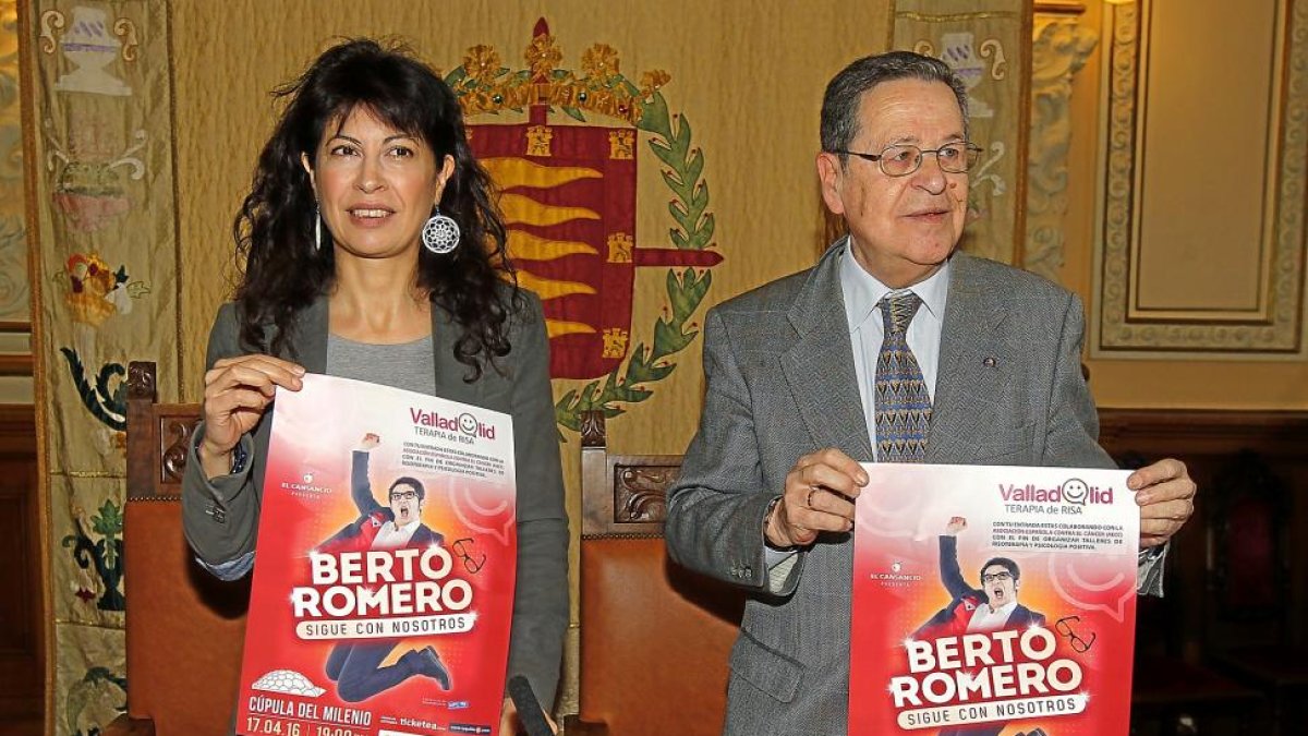 La concejala de Cultura, Ana Redondo, junto con el presidente de la AECC en Valladolid, Javier Arroyo.-J. M. LOSTAU