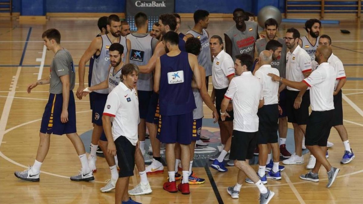Los jugadores de la selección, al concluir el entrenamiento de este jueves en Madrid-PACO CAMPOS (EFE)
