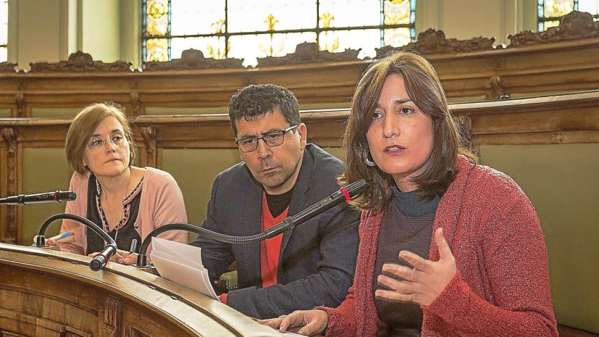 María Sánchez (dcha.) en su intervención de ayer en el pleno junto a sus compañeros Fonteriz y Bustos.-M. Á. SANTOS