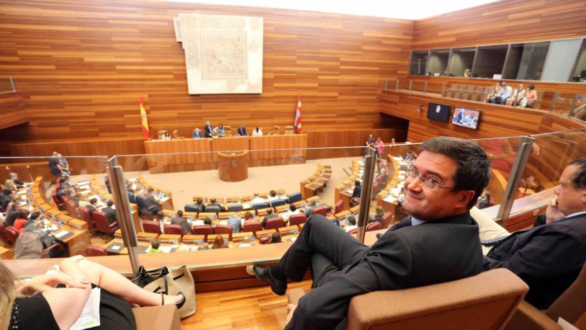 Óscar López sigue el desarrollo del Pleno extraordinario de las Cortes para la designación de los senadores en representación de la Comunidad-Ical