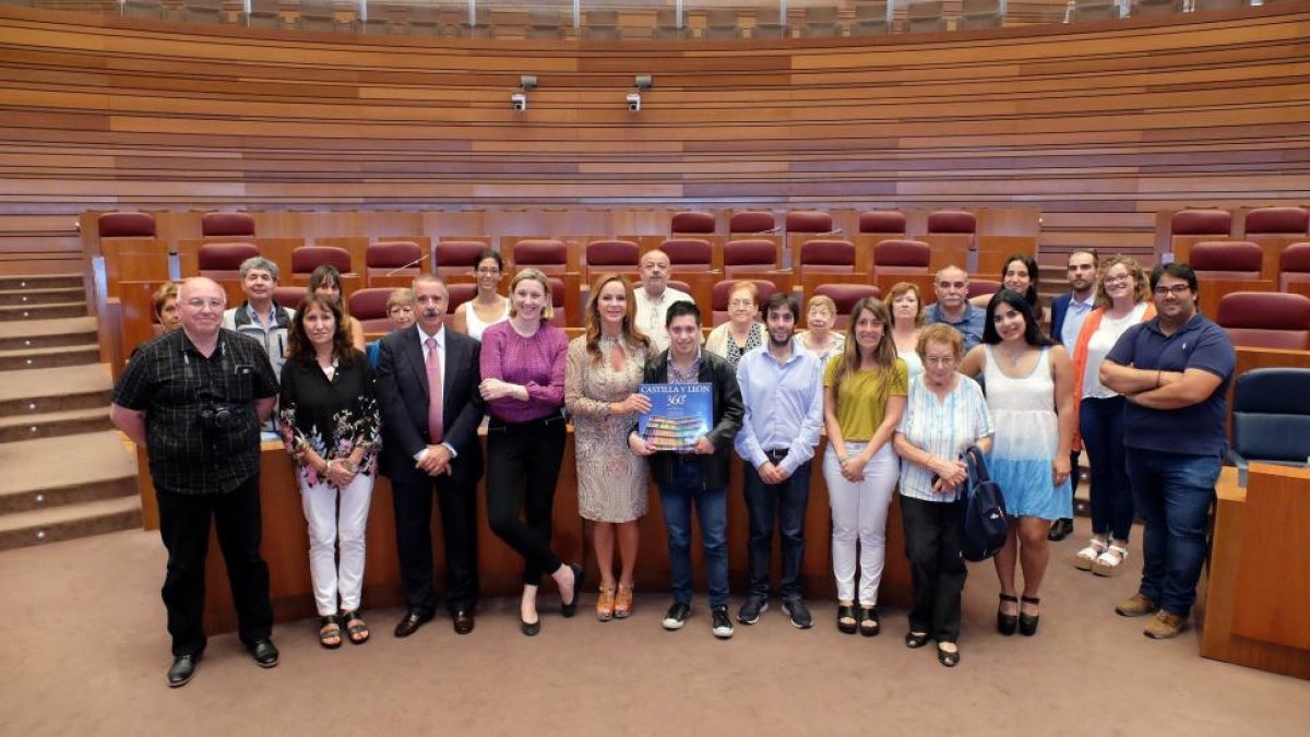 La presidenta del Parlamento autonómico, Silvia Clemente, recibe en las Cortes de Castilla y León a 16 descendientes de castellanos y leoneses que emigraron a Cuba y Argentina.-ICAL