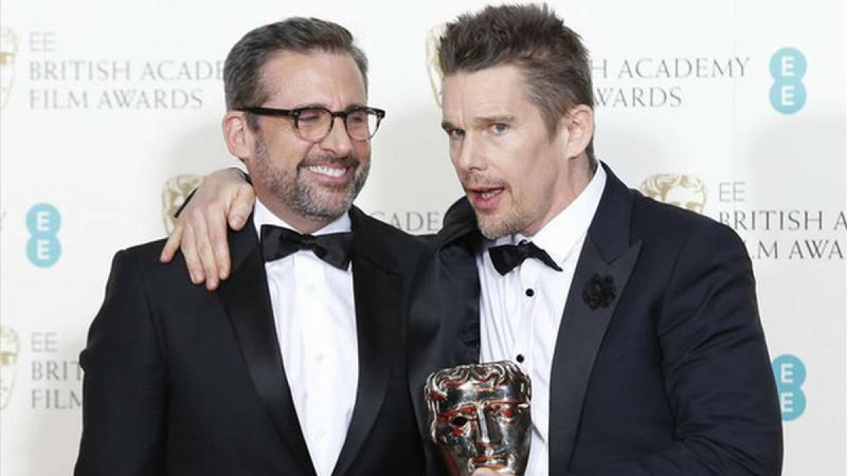 Ethan Hawke y Steve Carrell han recogido el premio a la mejor película en nombre de Richard Linklater, director de 'Boyhood'.-Foto: SUZANNE PLUNKETT / REUTERS