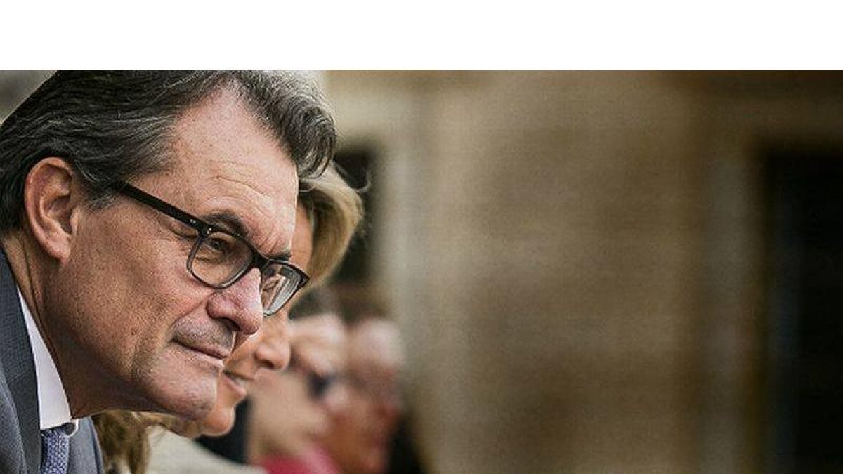 Artur Mas se asoma al balcón de la Generalitat.-Foto: JOAN CORTADELLAS