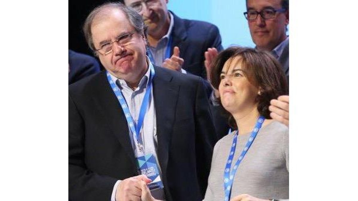 La vicepresidenta junto a Juan Vicente Herrera, tras su discurso-ICAL
