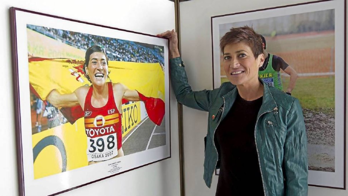 Mayte Martínez junto a una fotografía de su celebración por el bronce en el Mundial de Osaka-J. M. Lostau