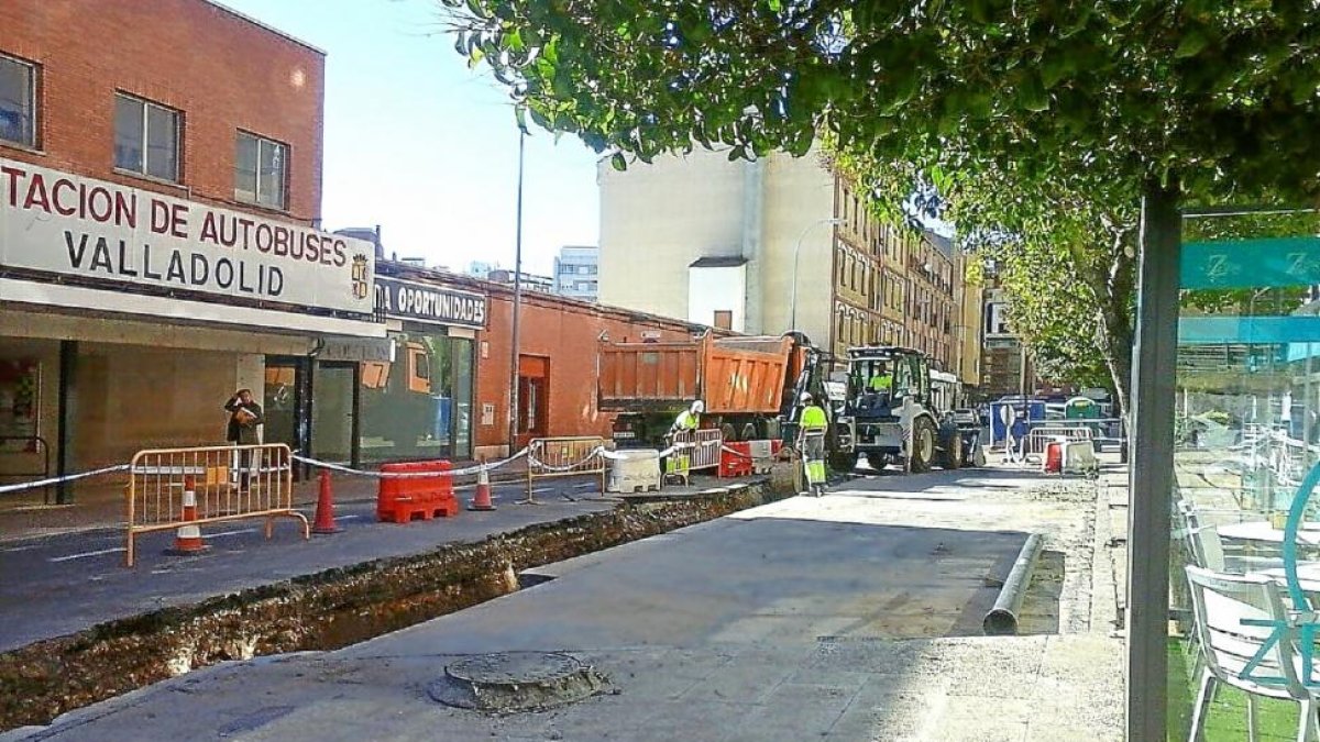 Trabajos de reparación de la tubería de fibrocemento que se se recventó el pasado 23 de octubre en la calle San José .-E. M,