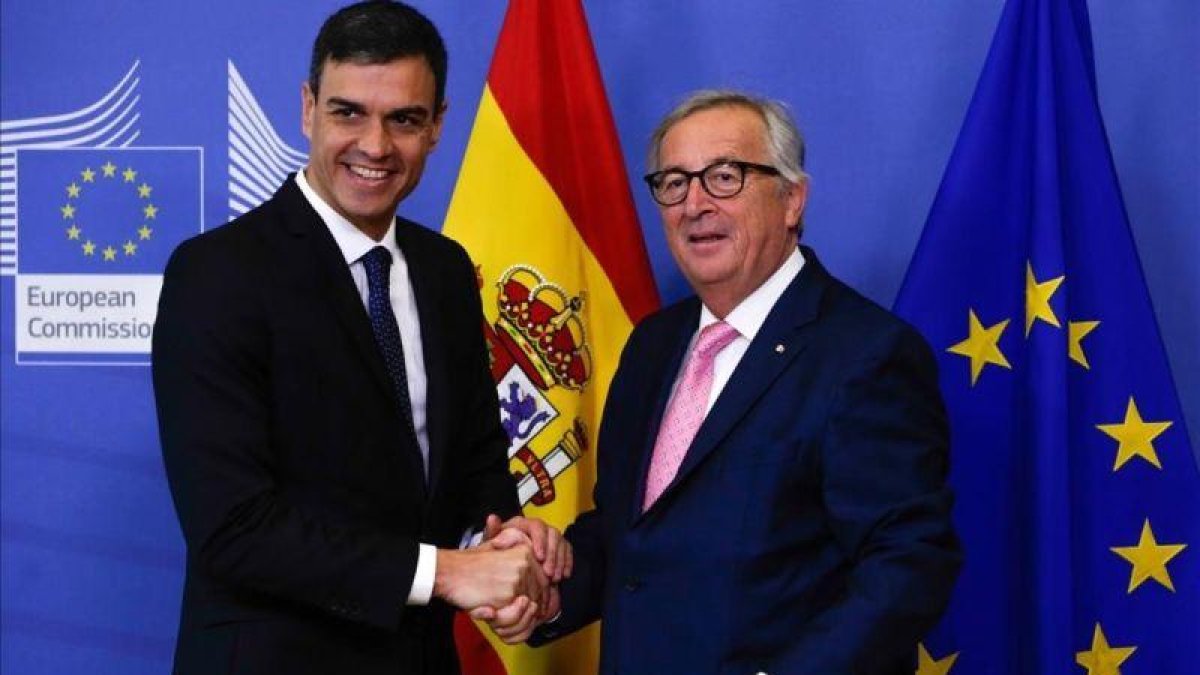 Pedro Sánchez y Jean-Claude Juncker, en un encuentro en junio del 2018.-ARIS OIKONOMOU (AFP)