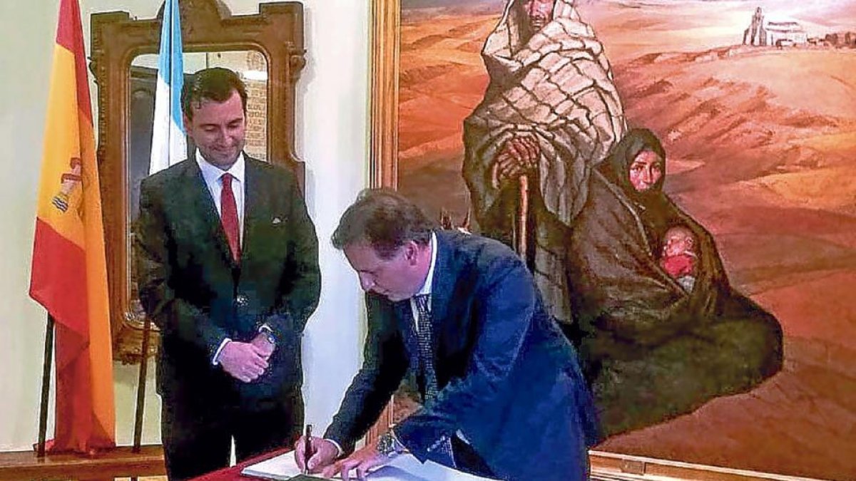 Enrique Ponce firma ayer en el libro de honor, junto a David Esteban.-EL MUNDO