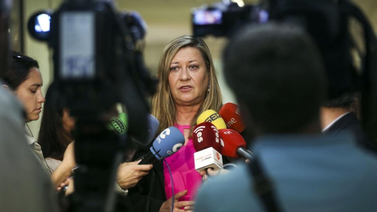 La consejera de Economía y Hacienda, Pilar del Olmo, antes de reunirse con miembros del Comité de Empresa de Endesa Generación UPT Compostilla-ICAL